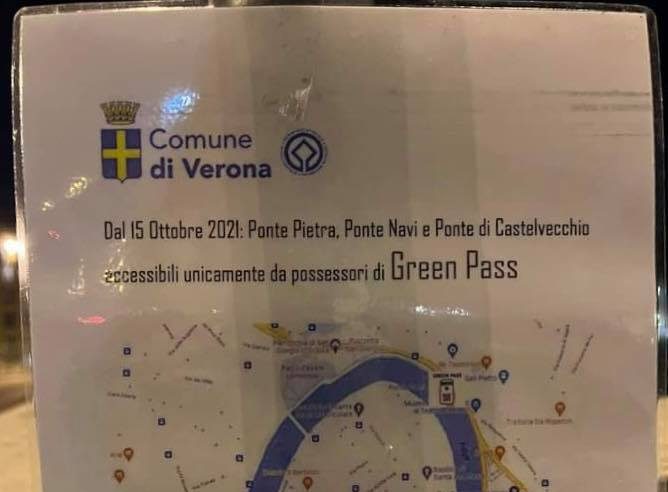 I cartelli falsi comparsi stanotte per le vie del centro