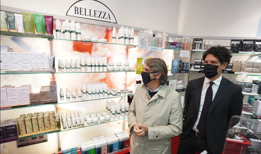Il sindaco e il presidente di Agec in farmacia.