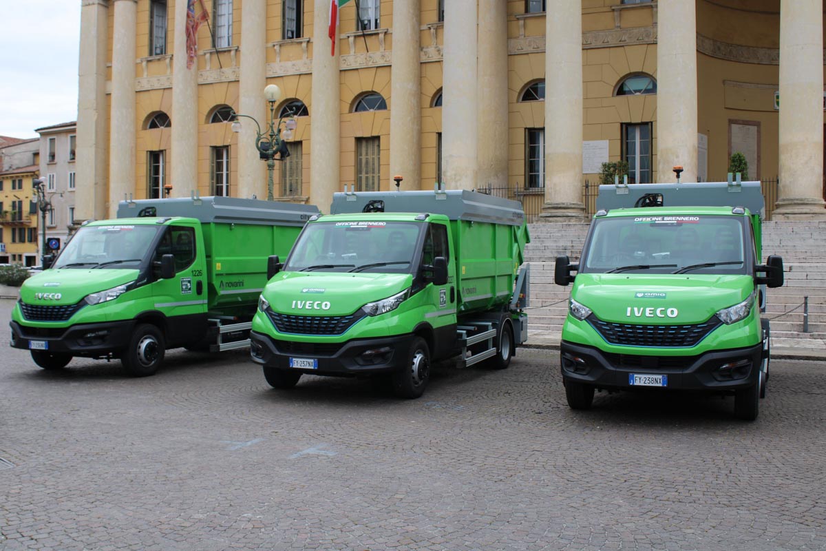 mezzi amia verona davanti palazzo barbieri piazza bra amia in house