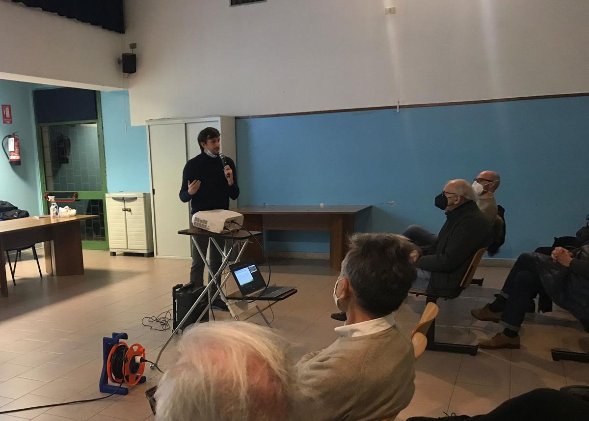 Assemblea pubblica sui supermercati in Borgo Milano, con il consigliere comunale Federico Benini