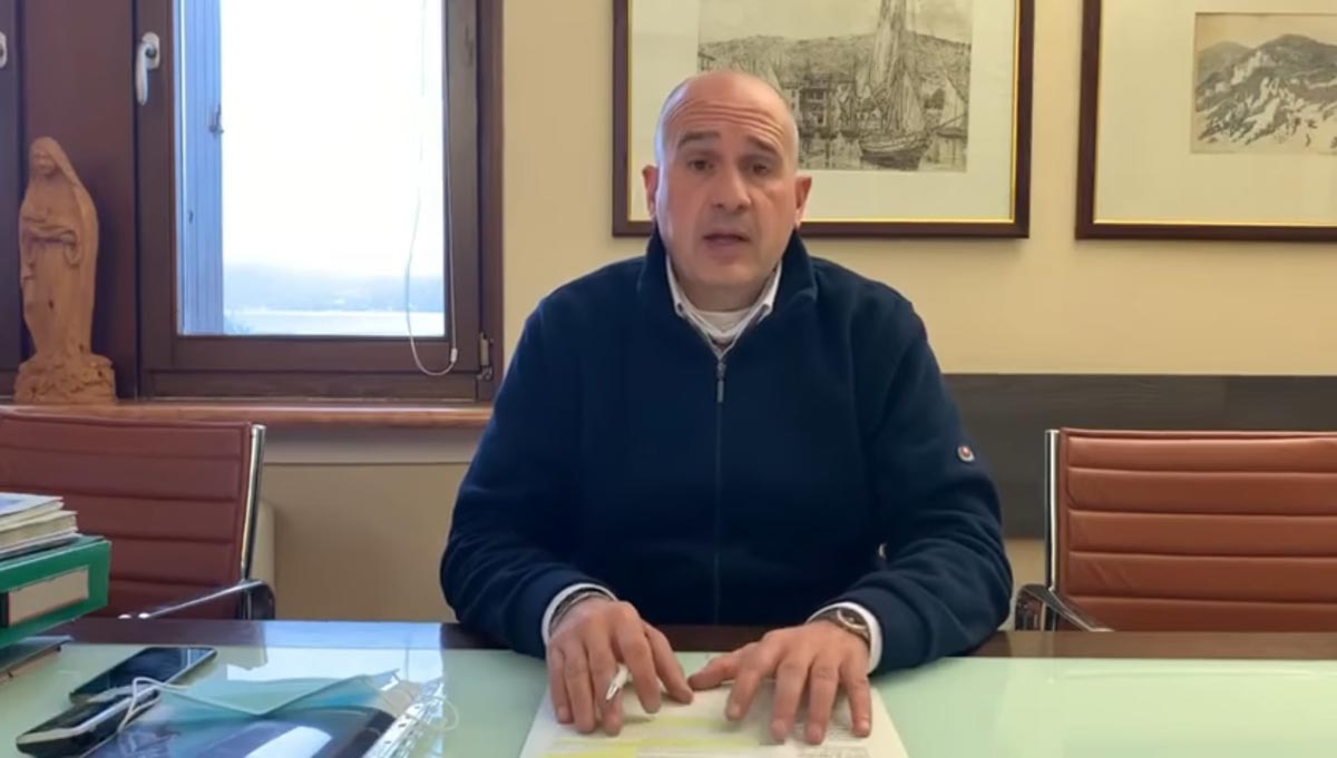 Stefano Nicotra, sindaco Torri del Benaco chiude scuola e parchi giochi