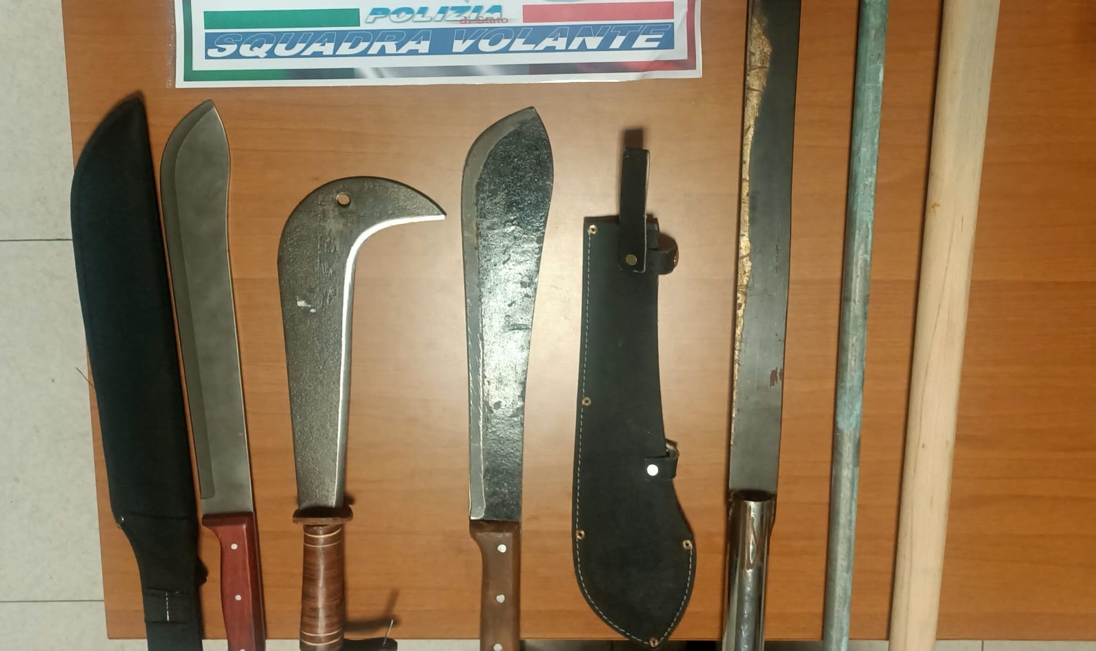 Le armi e oggetti da scasso sequestrati.