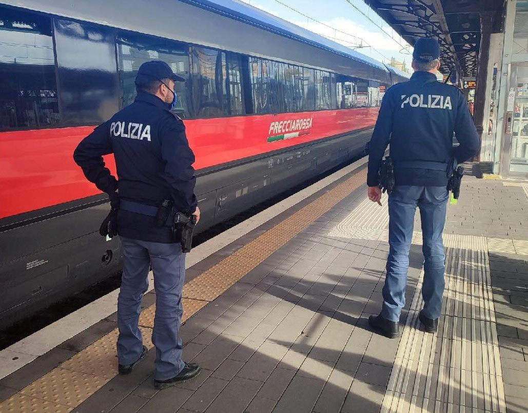polizia ferroviaria sul treno senza green pass