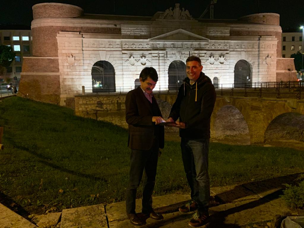 porta nuova illuminata