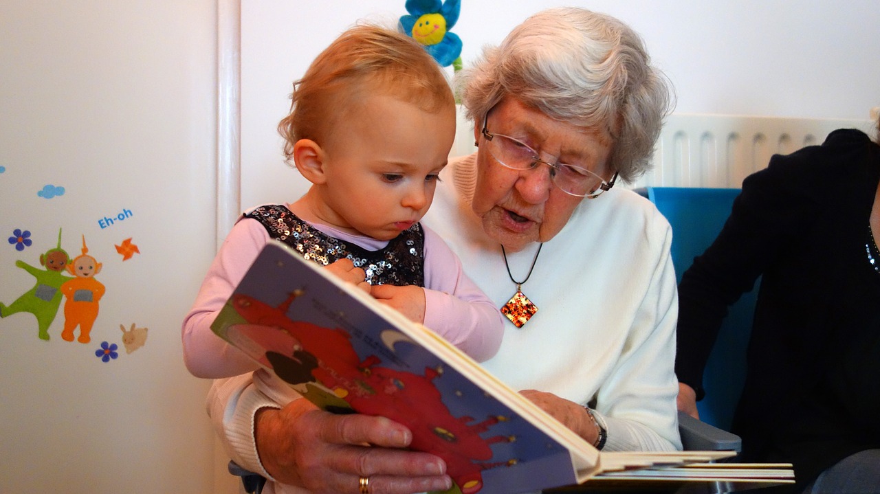 anziani libri bambini nonni lettura