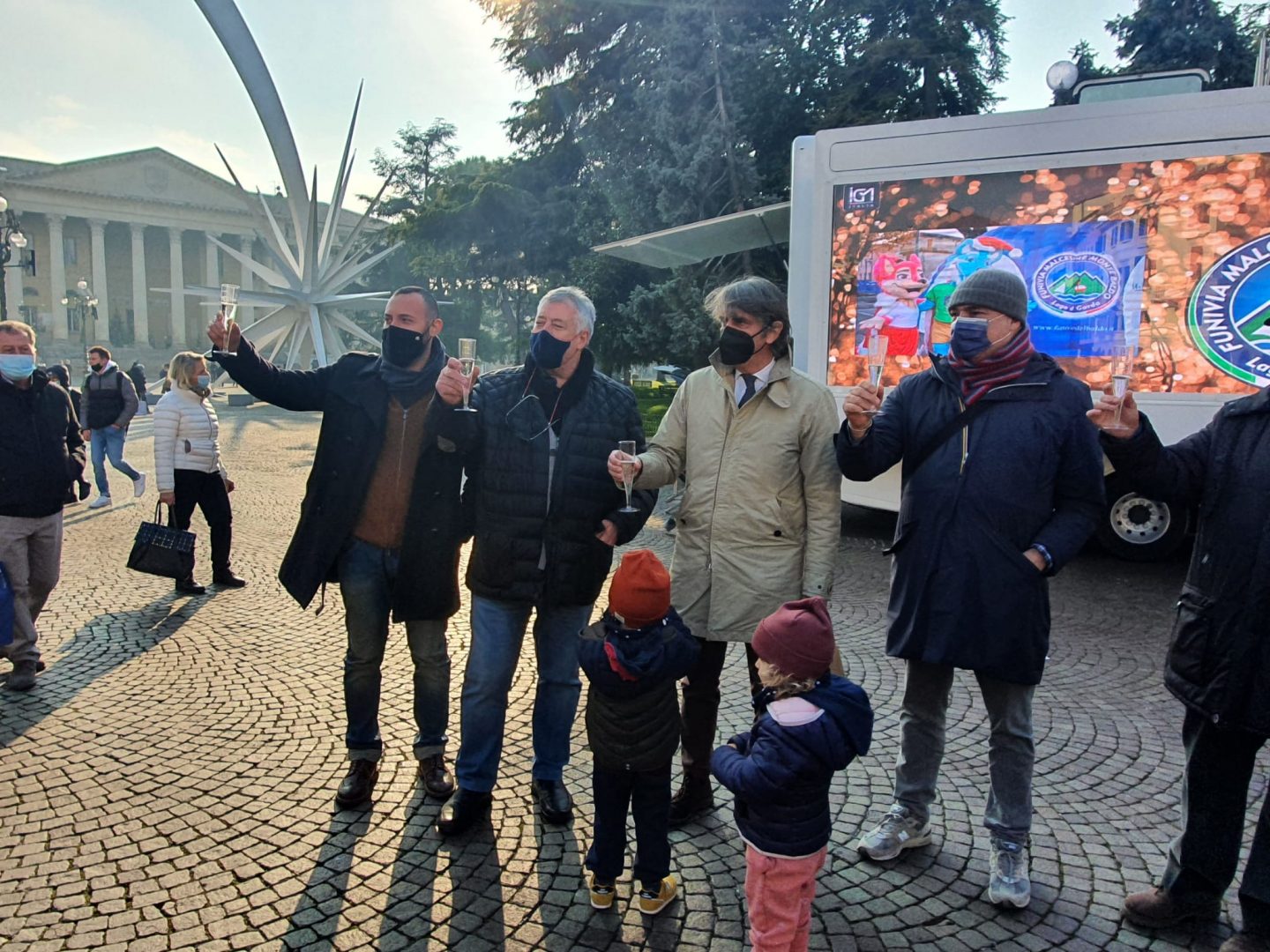 Brindisi per la conclusione dei Mercatini di Natale nelle Circoscrizioni