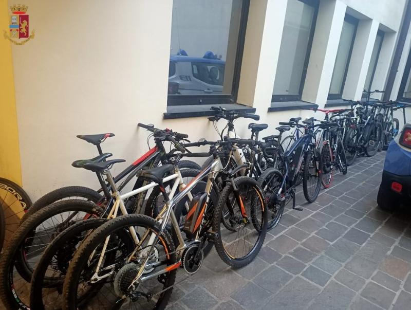 Polizia Verona Borgo Roma - Deposito bici rubate armi