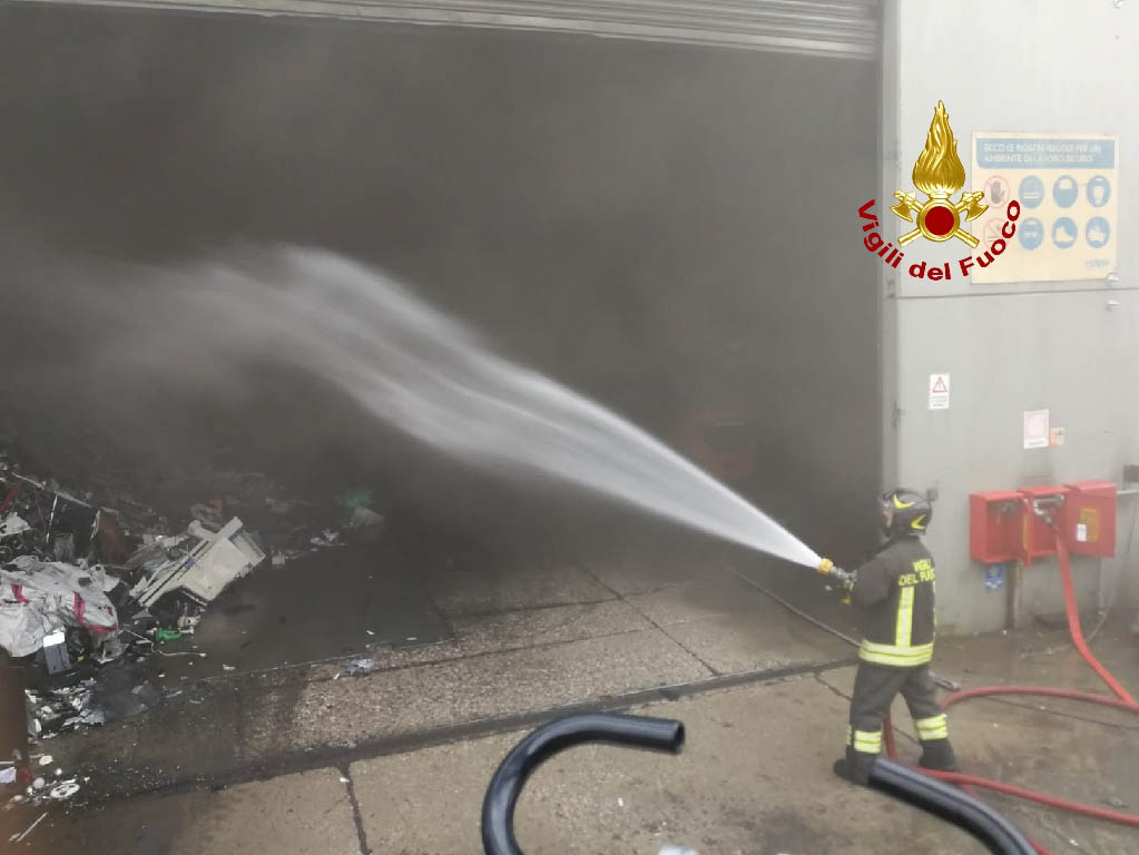 Incendio di Angiari Vigili del Fuoco Angiari incendio deposito RAEE