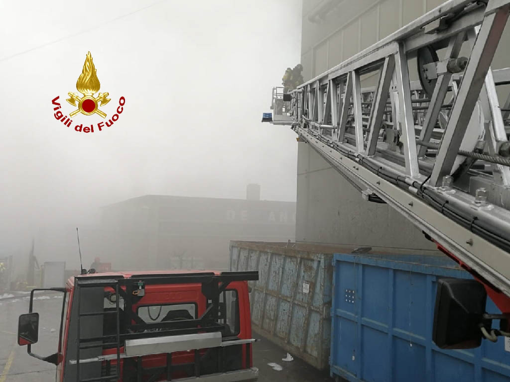 Vigili del Fuoco Angiari incendio deposito RAEE