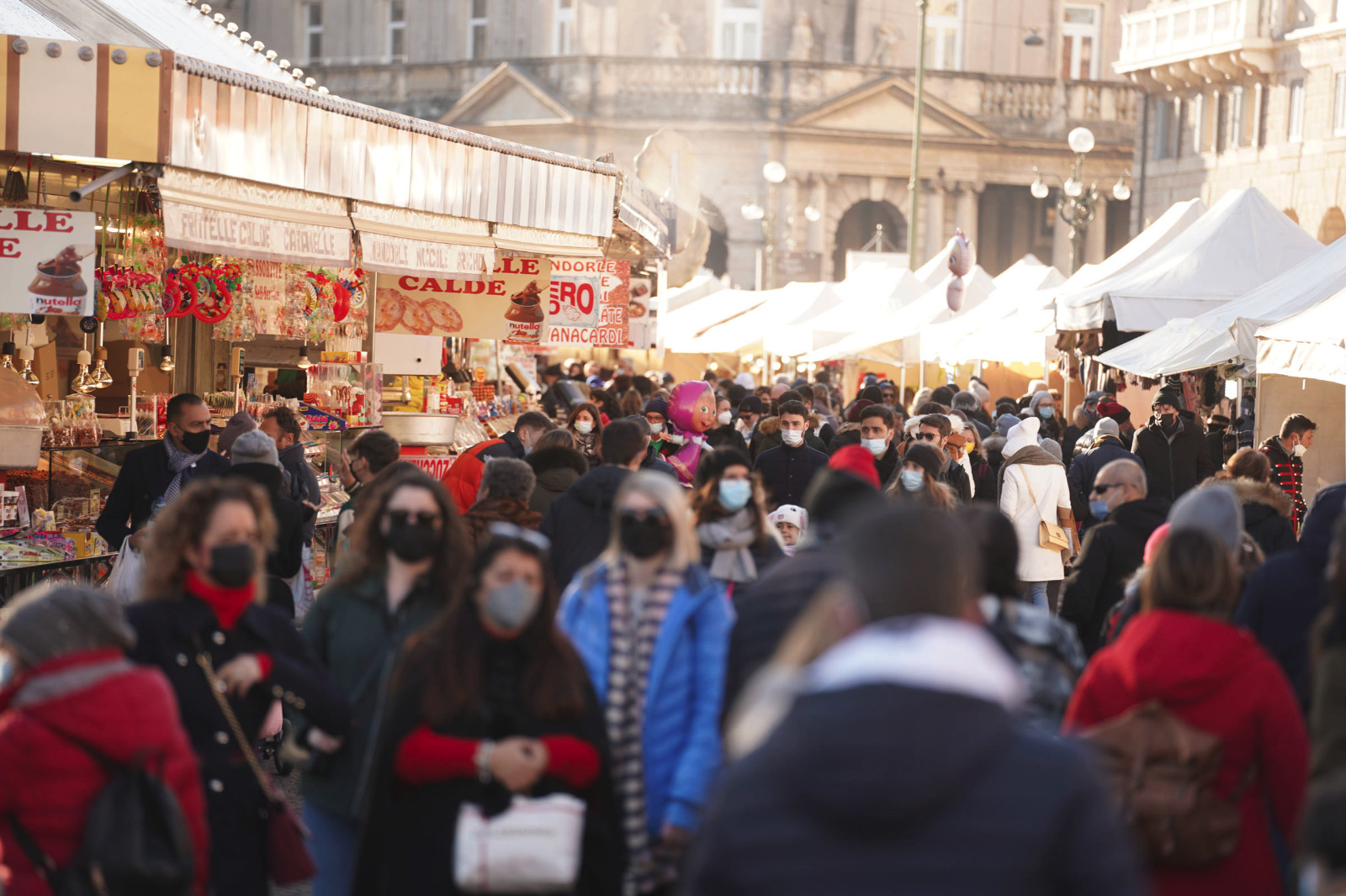 Verona mercatini folla stella natale santa lucia