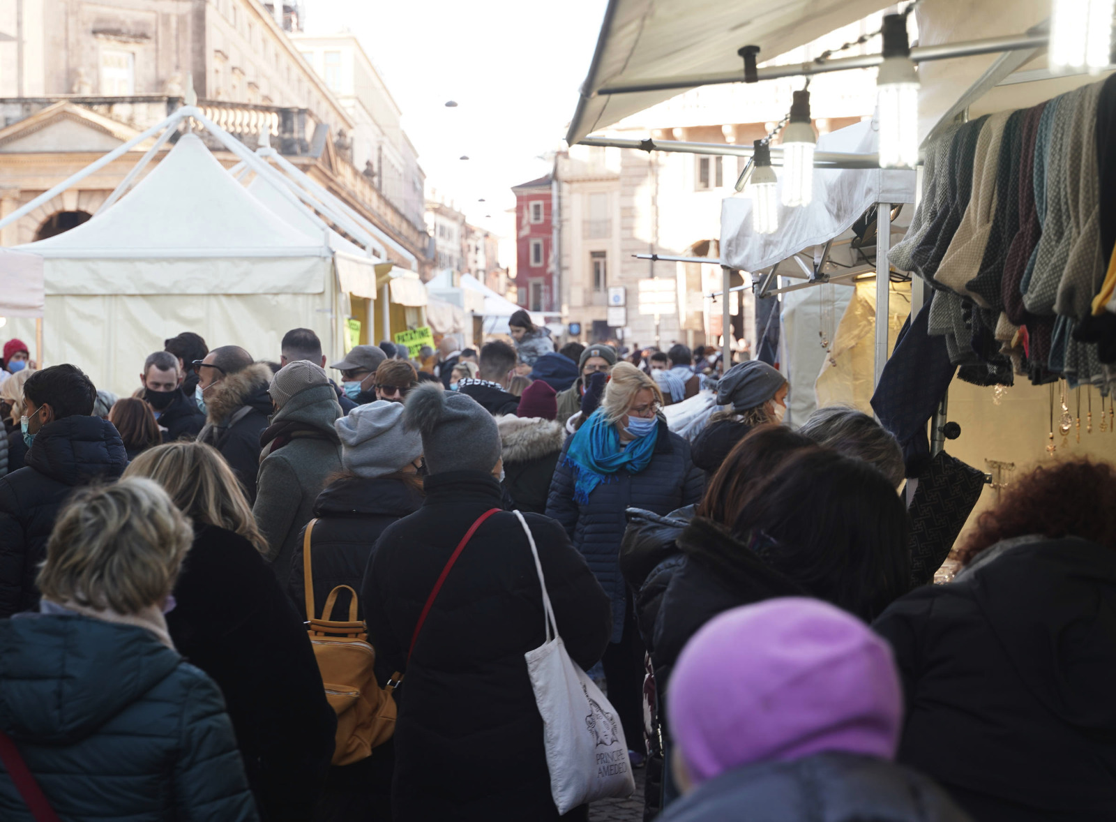 Verona mercatini folla