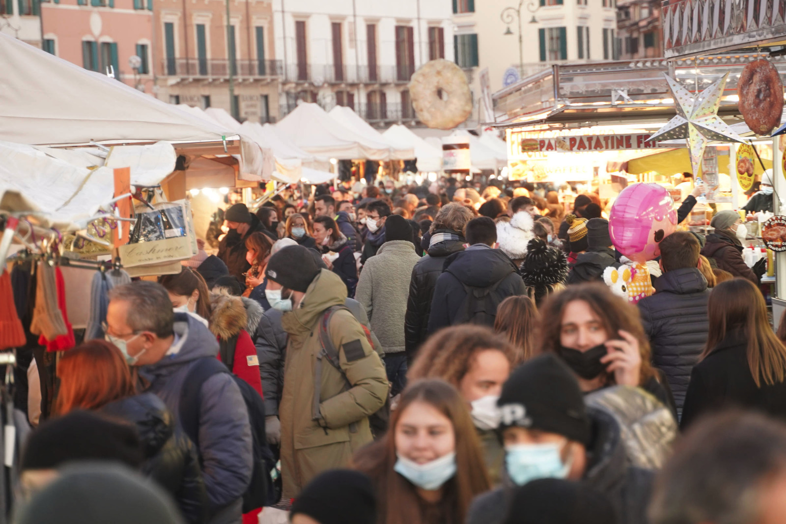 Mercatini di Natale 2021 Verona folla
