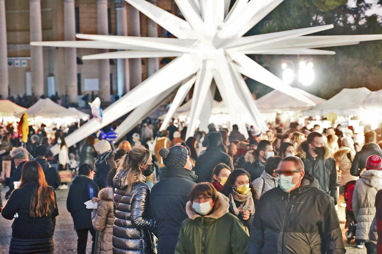Verona mercatini folla stella natale