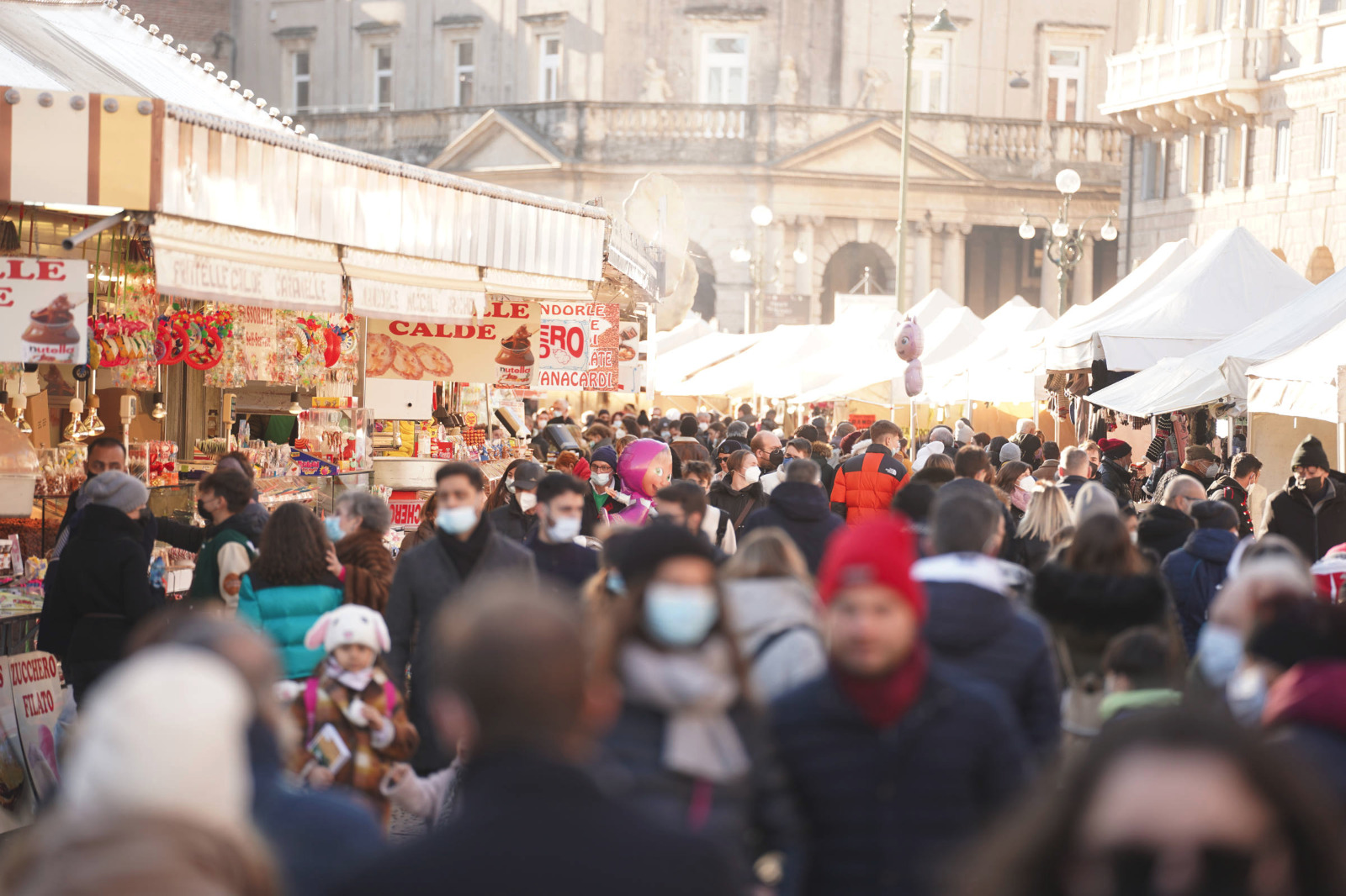 Verona mercatini folla stella natale santa lucia mercatini folla