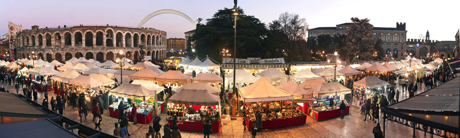 Verona mercatini folla stella natale santa lucia