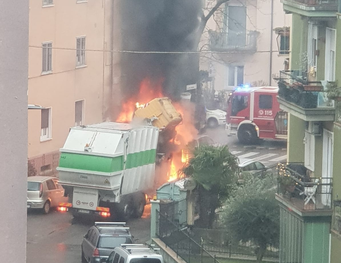 camion amia fiamme borgo venezia natale