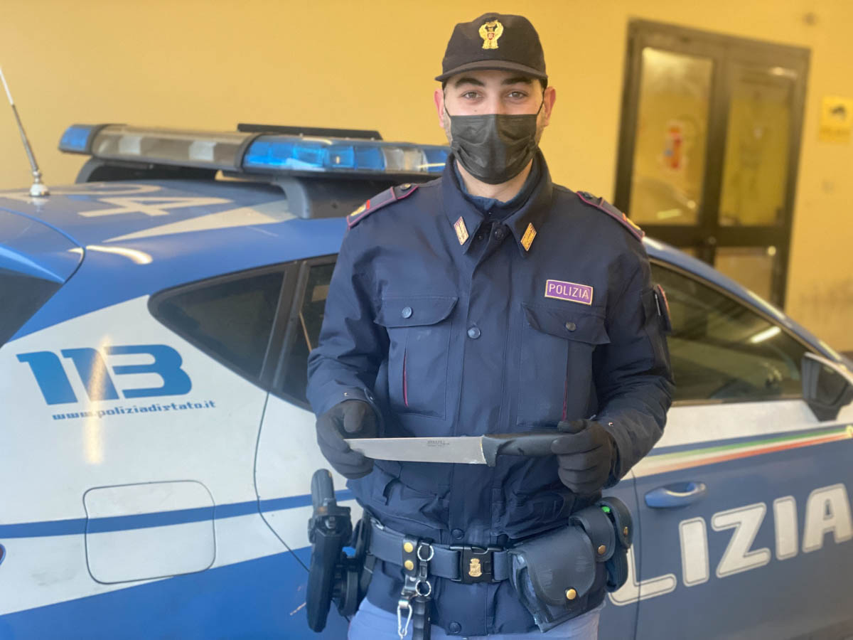 polizia verona minaccia compagna con coltello