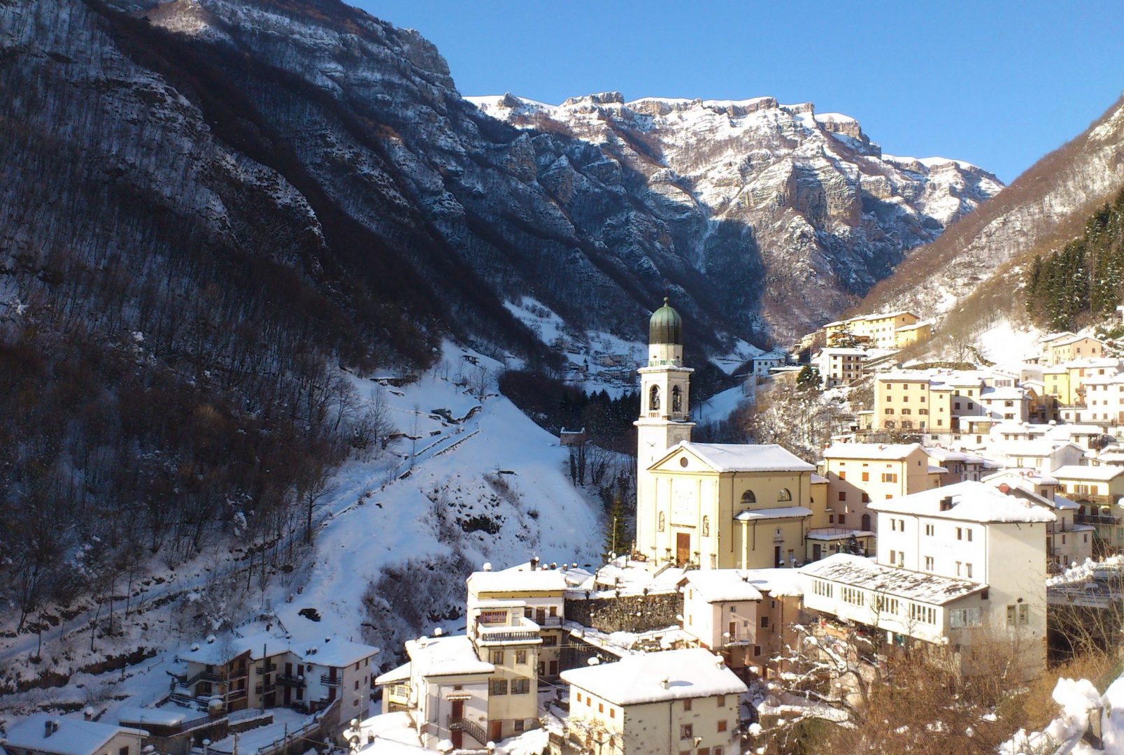 Una suggestiva immagine di Giazza con la neve.