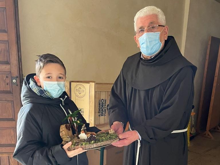 Bimbo dona un panettone ai frati