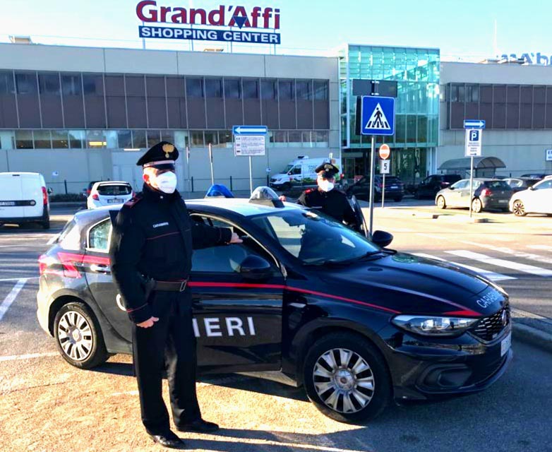 Carabinieri Caprino Affi auto rubata