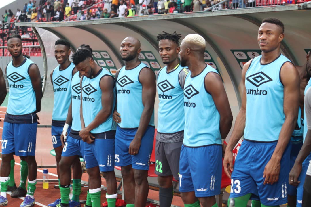 Gambia-Mauritania. Panchina con Sibi Sheikh al centro, numero 22