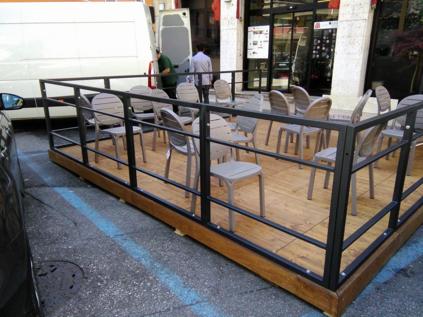 Un plateatico in centro a Verona posizionato sugli stalli blu.