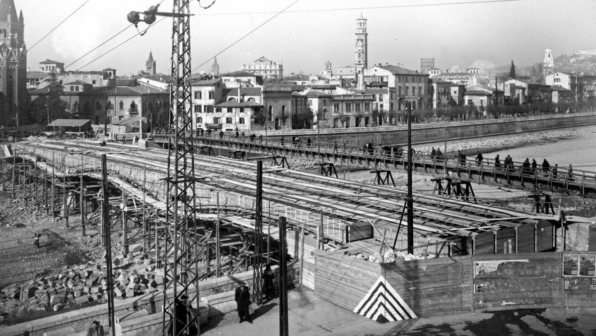 Ricostruzione di Ponte Navi con passerella provvisoria, 1949