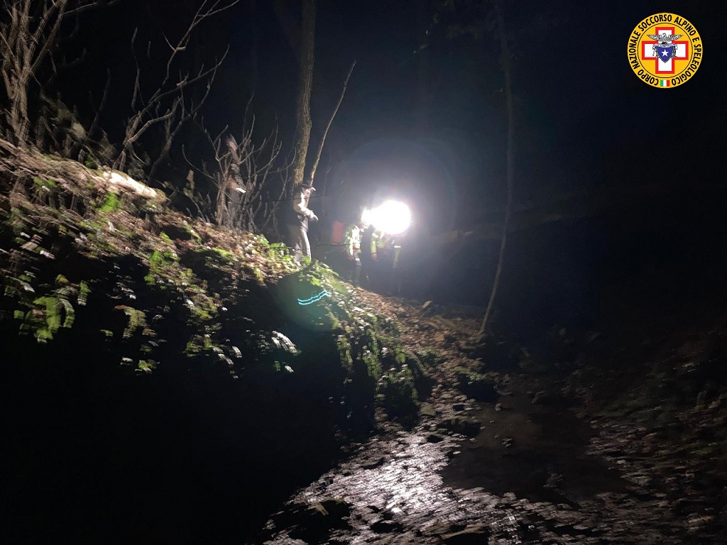 Soccorritori all'opera per recuperare i due escursionisti in difficoltà.