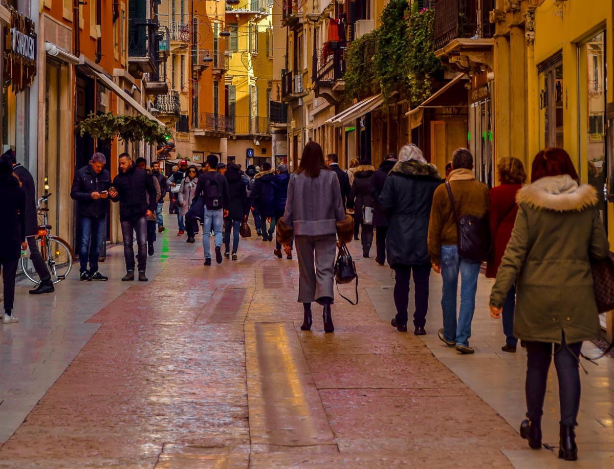 Verona via Mazzini persone centro