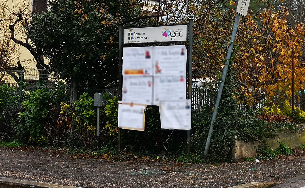 Una bacheca dell'AGEC satura di necrologi. (foto da Montorioveronese.it)