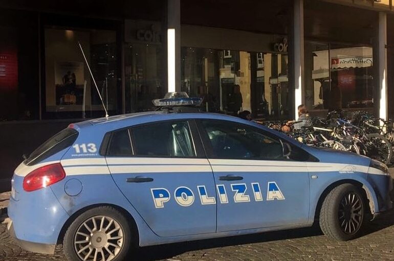 Agenti delle Volanti COIN via Cappello ruba profumi Verona