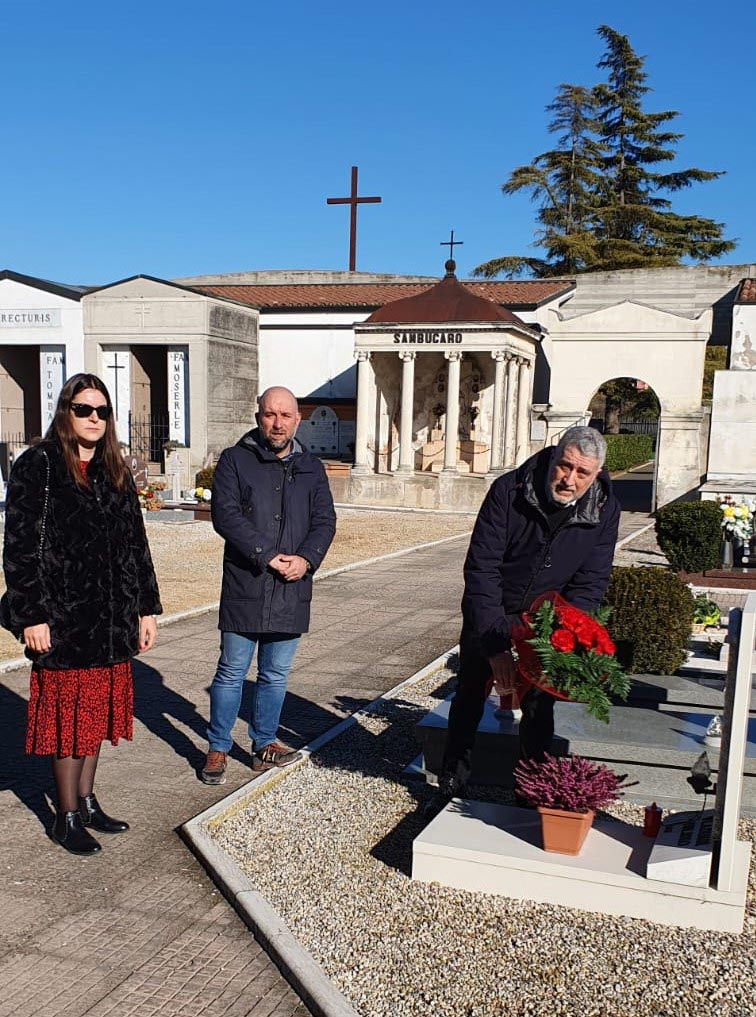 Caldiero Ucraina fiori sulla tomba del partigiano Villy