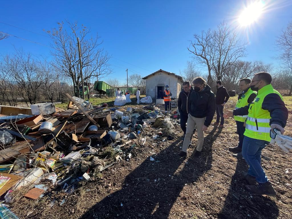 Sgombero discarica a cielo aperto forte azzano