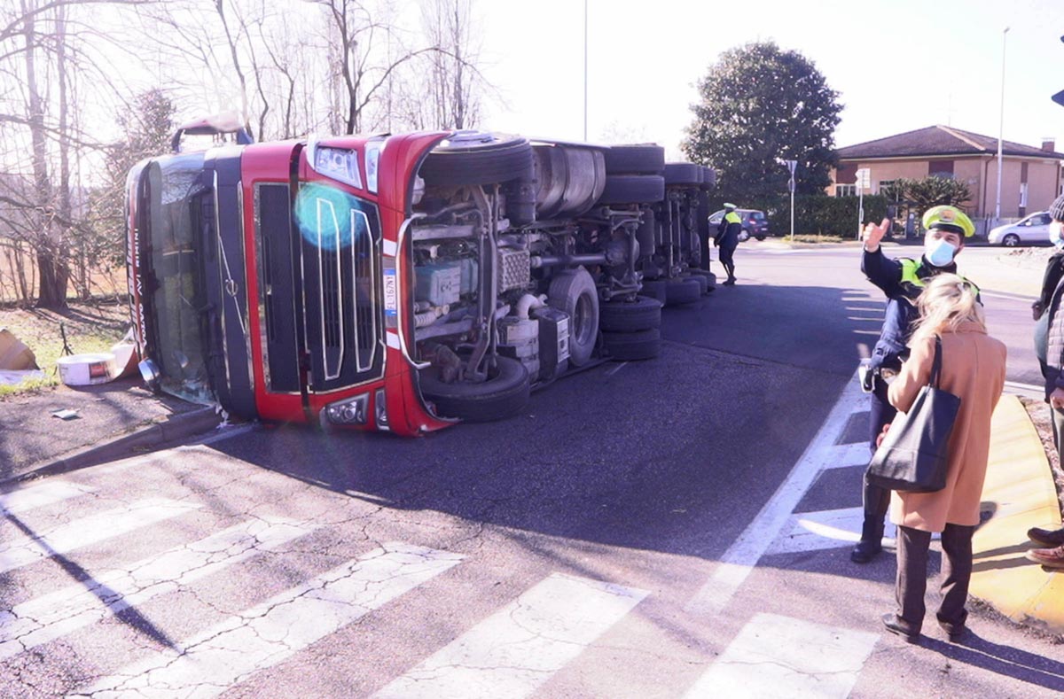 camion ribaltato buttapietra