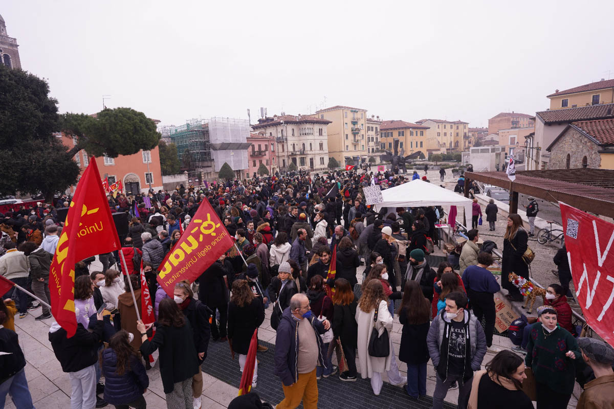 manifestazione antifascista piazza isolo
