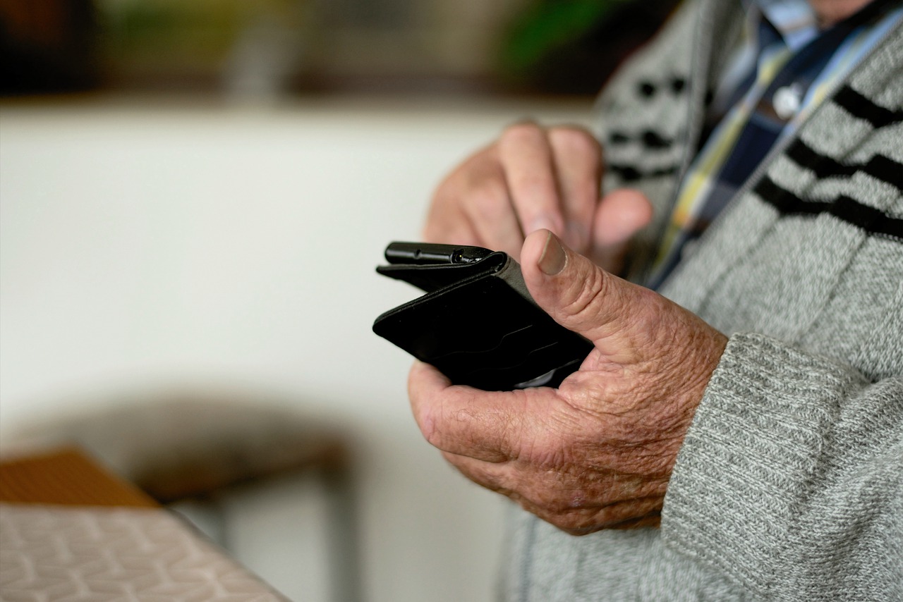 SPID anziani Spi CGIL Verona anziano smartphone pensionato pensionati