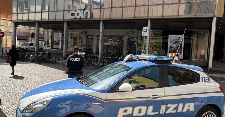 Agenti di polizia ruba abbigliamento Verona