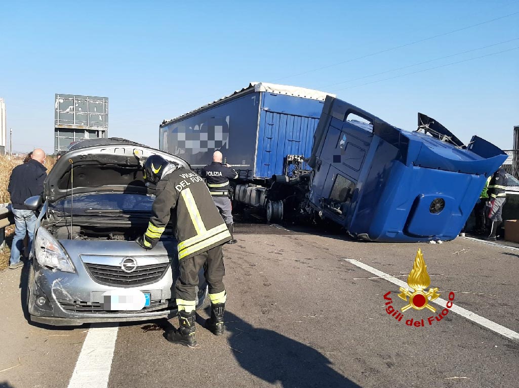 INCIDENTE A4 tir sfonda barriera