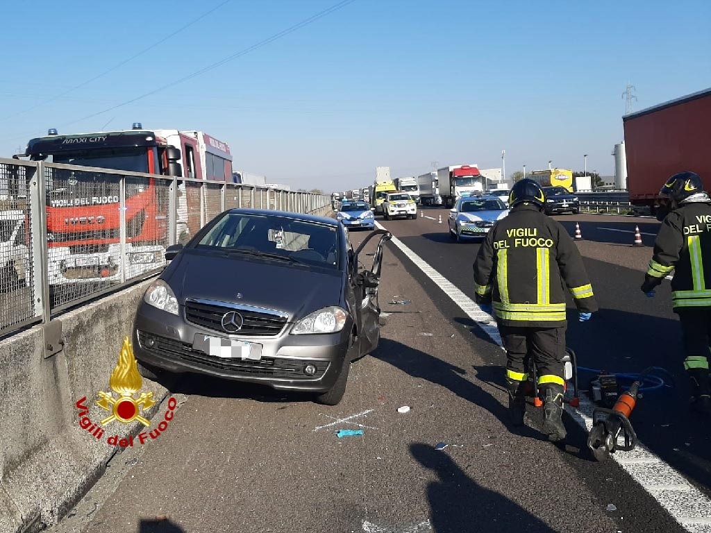 INCIDENTE A4 tir sfonda barriera