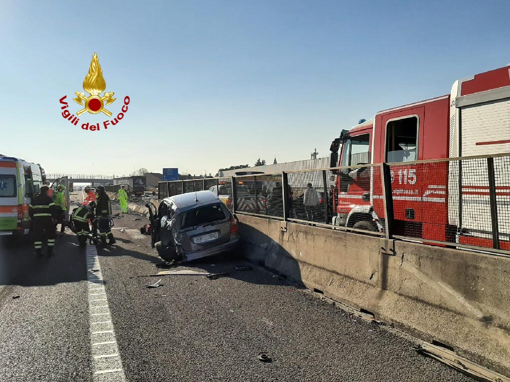 INCIDENTE A4 tir sfonda barriera