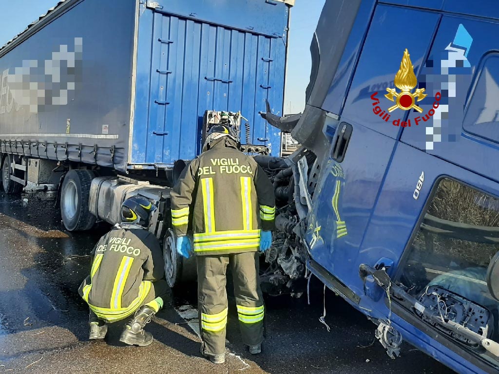 INCIDENTE A4 tir sfonda barriera