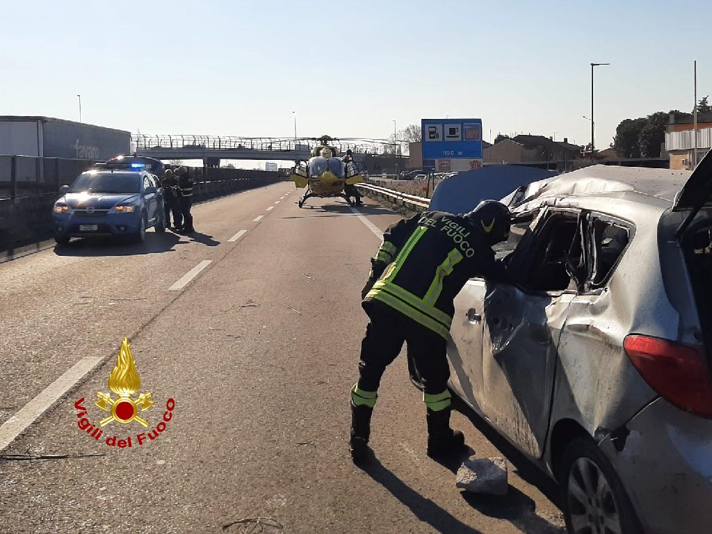 INCIDENTE A4 tir sfonda barriera