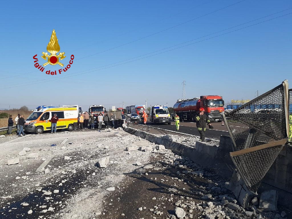 INCIDENTE A4 tir sfonda barriera