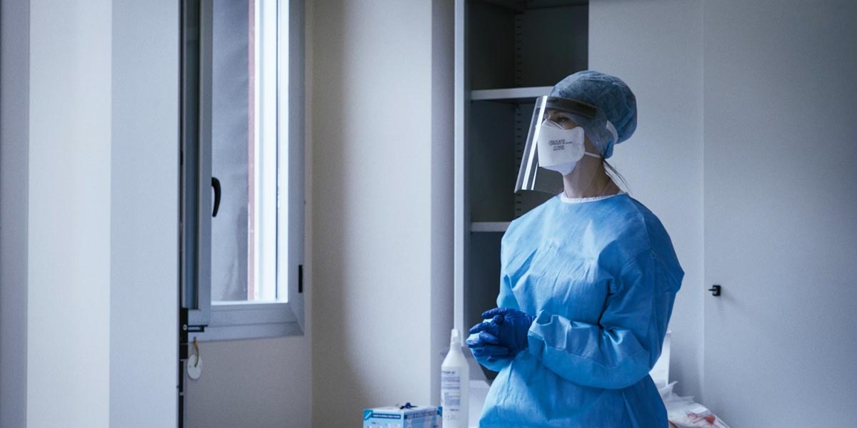 L'infermiera Alessandra sospira prima di effettuare un tampone al prossimo utente, nell'ambulatorio 17