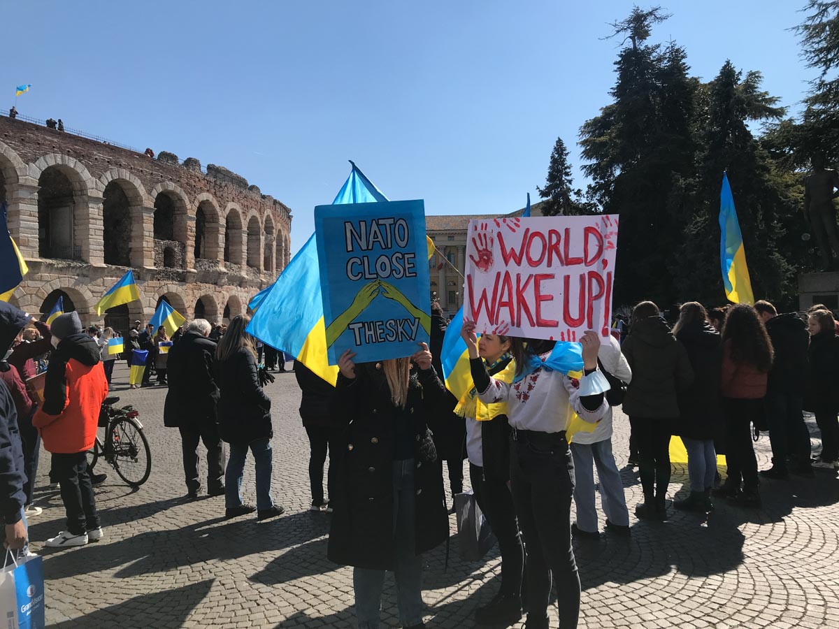 Ucraini in piazza Bra a Verona, domenica 13 marzo 2022
