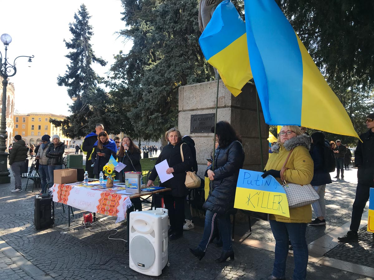 Ucraini in piazza Bra a Verona, domenica 13 marzo 2022