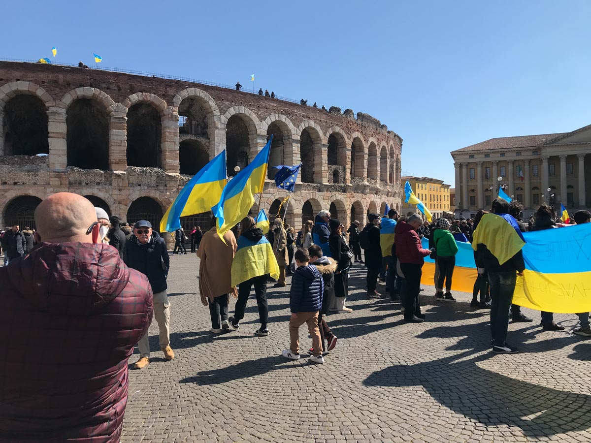 Ucraini in piazza Bra a Verona, domenica 13 marzo 2022