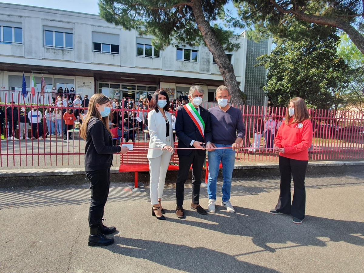 Inaugurazione panchina rossa Chiara Ugolini scuole Fainelli