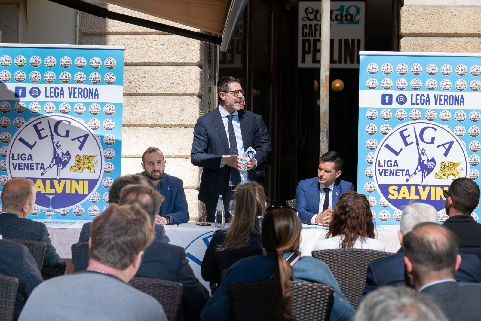 Il sottosegretario Molteni alla conferenza stampa organizzata dalla Lega.