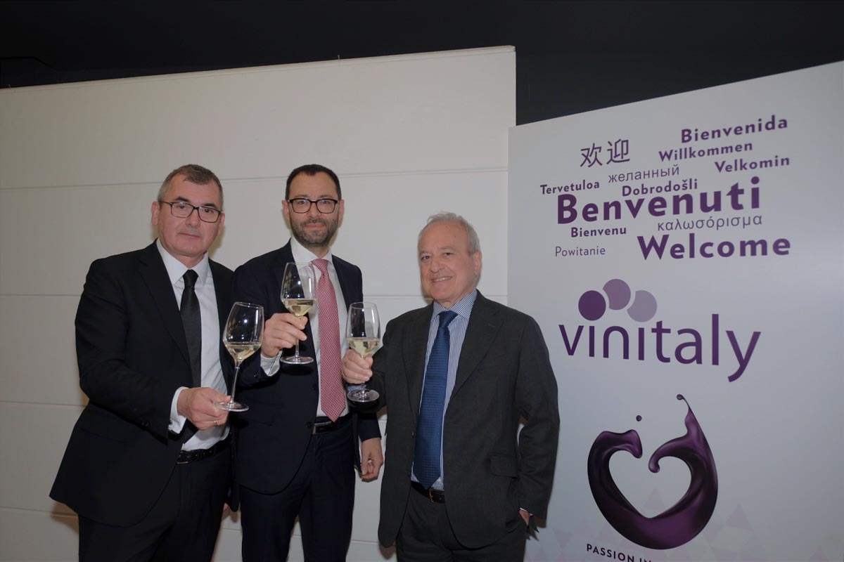 Vinitaly 2022 Ennevi foto - Danese Patuanelli Mantovani